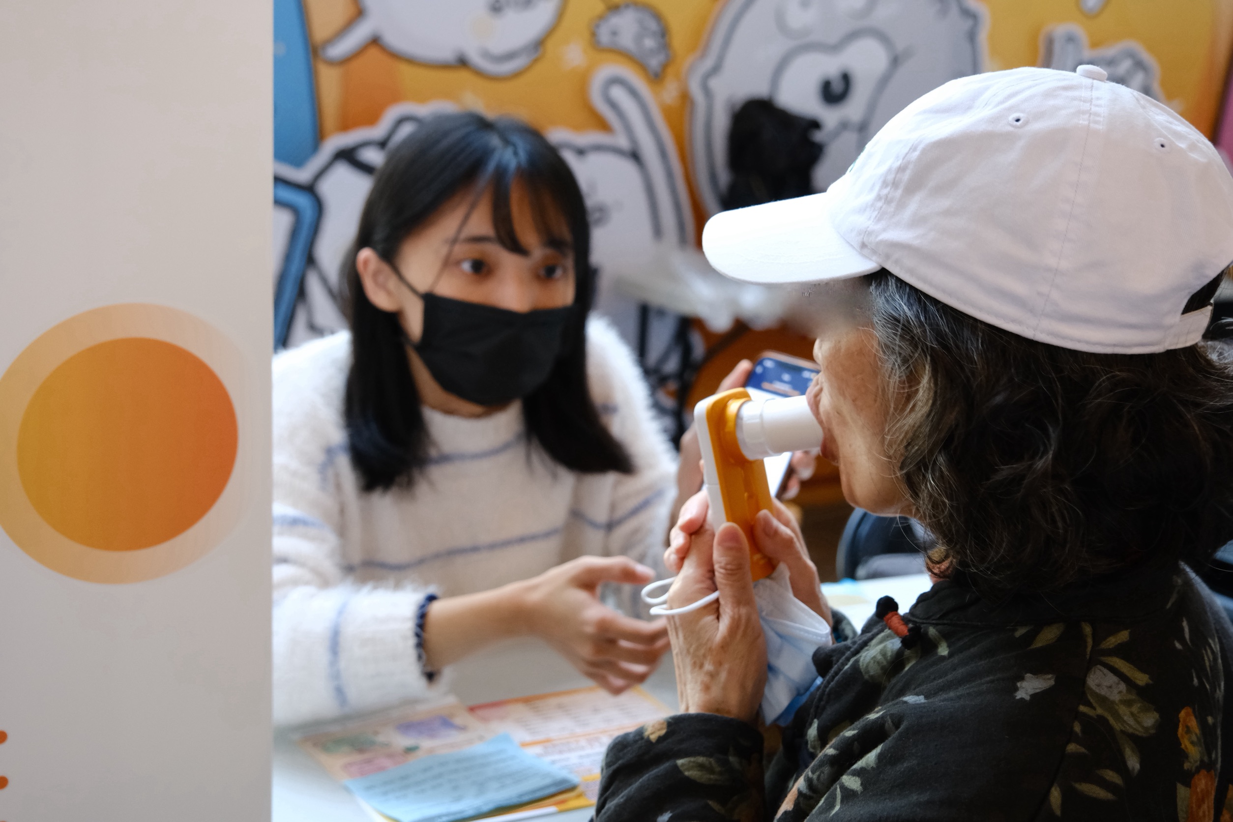 肺阻塞雖為全球前三大死因，卻常被忽視。多數患者因菸害或環境暴露逐漸出現呼吸困難，直到活動力下降才求醫